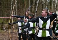 В Подушкинском лесу прошли соревнования по стрельбе из лука