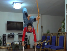 Иранская школьница научилась стрелять ногами из лука